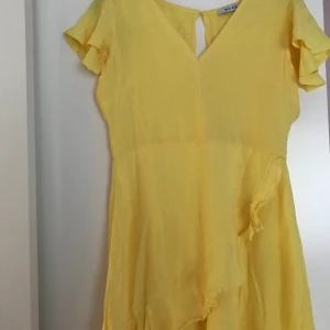 Klänning - Sommarklänning från NA-KD. Säljer denna eftersom jag inte känner att den kommer till användning då jag inte tycker den passar min kropp. Den är aldrig använd. Skickar fler bilder om så önskas och köparen står för frakten.