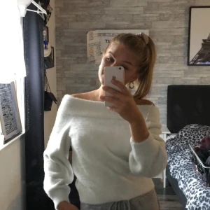 fluffig tröja - En superskön fluffig vit tröja, storlek S passar M också 🌸🌸