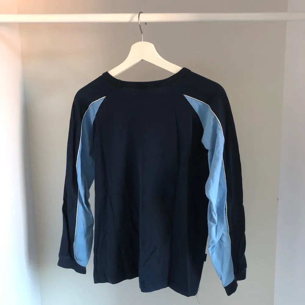 Superfin tröja från Lingon & Blåbär. Den är storlek 140 men sitter som en XS. Mörk - och ljusblå med vita detaljer. Köpt på plick och är sparsamt använd. Säljer pga den är för liten för mig😢100kr + frakt på 64kr. Tröjor & Koftor.