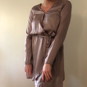 Oanvänd klänning från Nelly i strl 34 - Jättefin klänning från Nelly i strl 34. Aldrig använd med prislapparna kvar. Säljs pga flyttrensning. 🥰🥰 