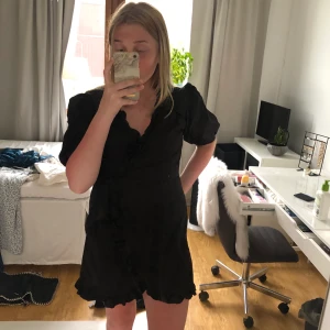 Fest klänning  - Superfin klänning från Nelly som tyvärr bara kommit till användning en gång så nu söker den en nytt hem. Möts i Falun eller så står du för frakten.