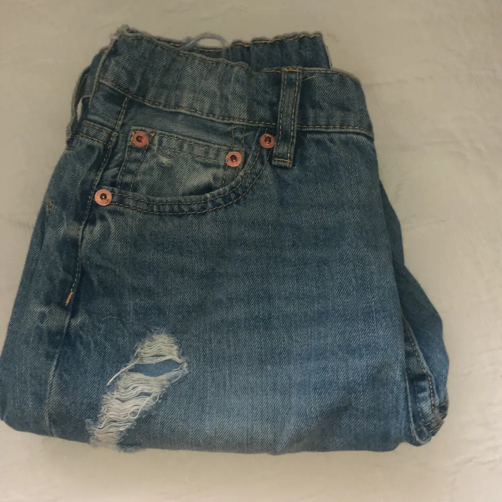 • Frakten står på köparen! •Ett par väldigt fina jeans från lager 157 som knappt är andvända pga att ja aldrig har sett bra ut i denna typen av byxor. 100Kr elr bud!💘. Jeans & Byxor.