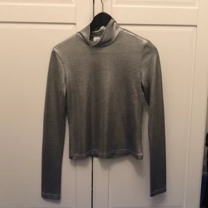 silvrig polotröja från cheap monday - silverglansig polotröja från cheap monday, 100kr inklusive frakt, kan skicka fler bilder vid intresse