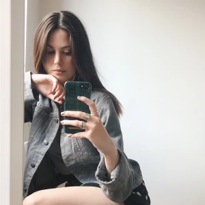 Jeansjacka S/M - Jeansjacka köpt second hand, märkt strl L men känns mer som en S/M! Jag på bilden är S och denna är smått oversized på mig🌹 