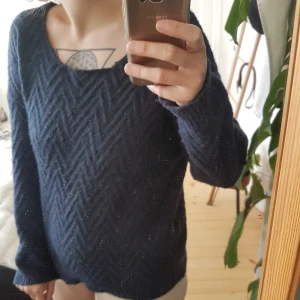 Marinblå stickad tröja  - Härlig tröja med bred halsring. Riktigt mjuk, frakt ingår! :)