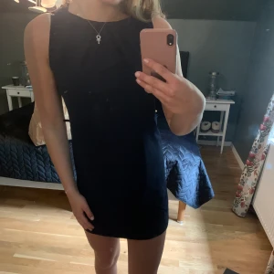 Marinblå klänning - En jätte fin marinblå klänning som tyvärr har blivit för liten, kan användas till vardags och när man vill klä upp sig. 