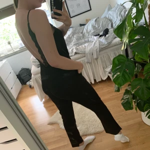 Bikbok - Superfin jumpsuit med öppen rygg och spetsband bak. En aning för kort på mig 178Cm. Använd max 3 gånger. Bjuder på frakt, budgivning vid fler intressen.