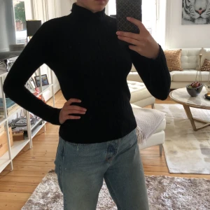 Polo tröja - En enkel men även mönstrad polotröja med hållbart material. Älskar verkligen denna tröja för den är randig men i svart färg som tröjan, väldigt charmig om du frågar mig:)