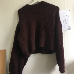 Röd/brun tröja från Nakd - Röd/brun tröja från NA-KD med ballongarmar. I bra skick. Köparen står för frakt 