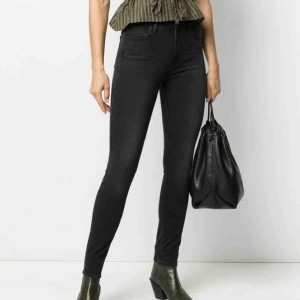  - Helt oanvända Levi’s byxor, svarta. Nypris 1199kr