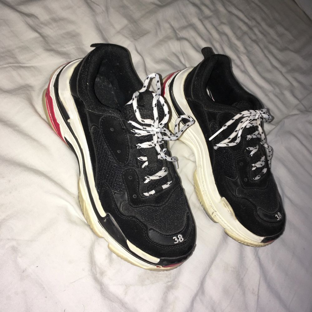 Oäkta Balenciaga sneakers inköpta i Sydkorea, bra kvalite med tanke på att de inte är äkta. Färgen är lite avskavd på vissa ställen, men de är i bra skick och absolut användbara. Storlek 38. (Har äkta balenciaga till försäljning!!!). 100 kr+frakt (66 kr).. Skor.
