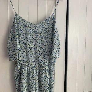 Playsuit, byxdress från Bik Bok  - Playsuit som är blommig från Bikbok i strl L passar även M