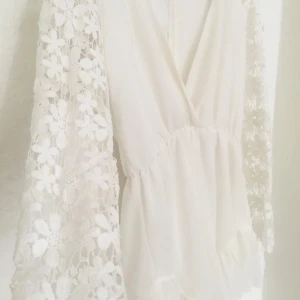 Playsuit storlek M - Säljer min skolavslutningsklänning, använd endast en gång. Köparen står för frakten