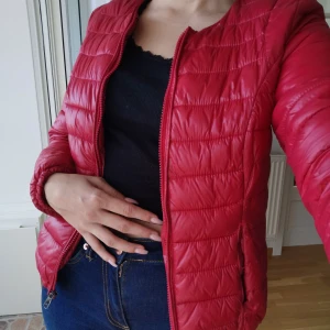 Röd jacka  - Jättefint skick förutom att den har ett brännmärke på vänster arm! Använd väldigt sällan. Hämtas i Malmö eller skickas i post. Frakt tillkommer. 