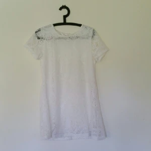  - Helt ny vit klänning i spets med underkjol. oanvänd.