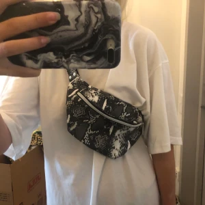 Ormskinnsmönstrad bum bag - Köpt förra året, aldrig använd dock tyvärr. Frakt tillkommer