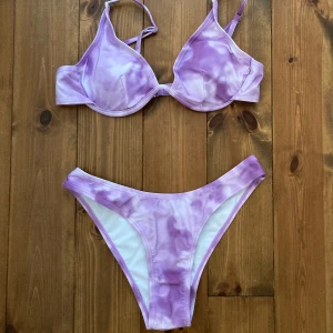 super fin bikini! - säljer denna fina tiedye bikini från shein💕 helt oanvänd den har skydd osv kvar🌼 FRAKT INGÅR I PRISET! säljer den för 200kr då jag köpte den för 149kr och betalt frakt när jag köpte den.