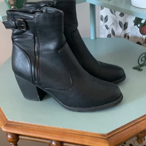 Svarta stövletter  - Svarta stövletter strl: 37 från din sko 