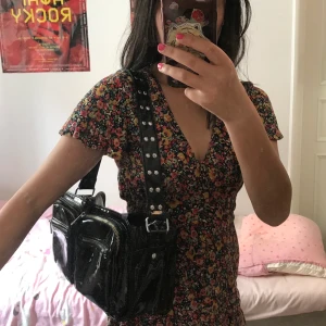 lackad noella väska  - noella väska i svart lack. inte lika ”basic” som de vanliga sammet noella väskorna😌 dustbag å ett väskband ingår också:P