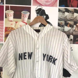 Vintage baseballskjorta  - Köpt 2hand, storlek M. Skjortan är öppen på sidorna och ganska lång! 