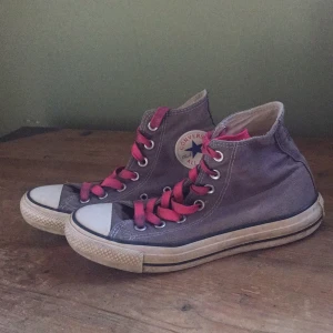 Converse - Välanvända converse, tyvärr lite glapp som på 3:e bilden då limmet släppt, kanske går att laga? Blåblekta i färgen. Frakt tillkommer