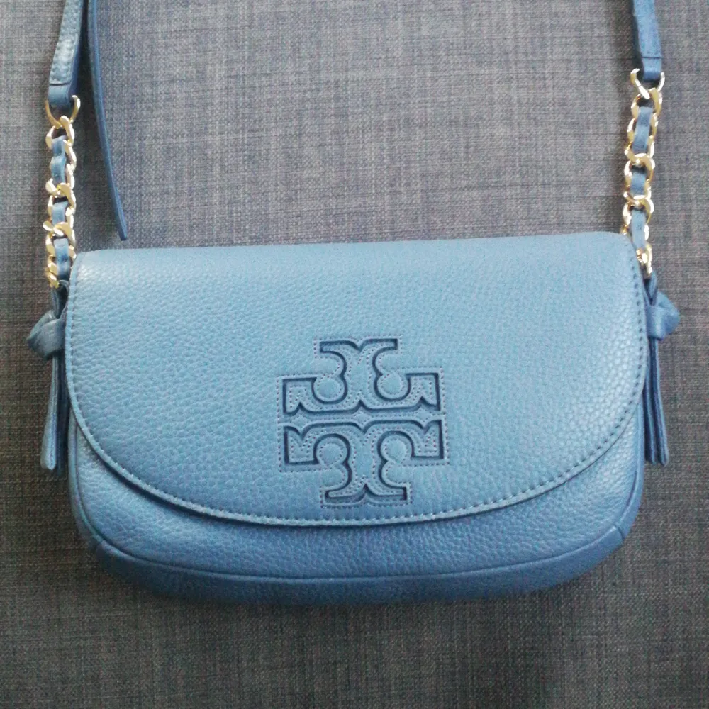 Never worn leather bag. Bought from US. . Väskor.