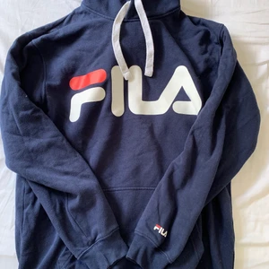 Fila hoodie  - Säljer en blå fila hoodie i relativt gott skick! Det är en herrstorlek i S💫 Behövs fler bilder så är det bara att höra av sig, köparen står för frakten!