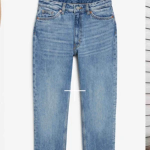  - Snygga mom jeans som är enligt monkis storlekar i 29 vilket är som en storlek 40. Frakt tillkommer.