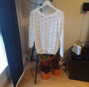  - Vit stickad tröja från Cubus. Passar en M/L. Gott skick! 