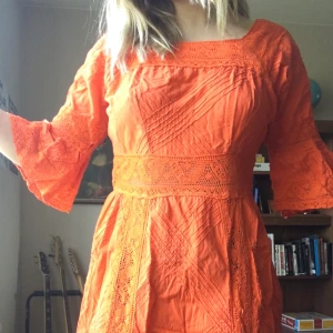 70s maxiklänning - Orange maxiklänning från 70talet i 100% bomull. Strl 38-40, dragkedja bak. Tyvärr några (lättlagade) hål, se bild! Vintage, köpt second hand. 170kr ink frakt!   Katt finns i hemmet!  70s, 70-tal, långklänning, secondhand, 2hand, klänning, flare, trumpetär