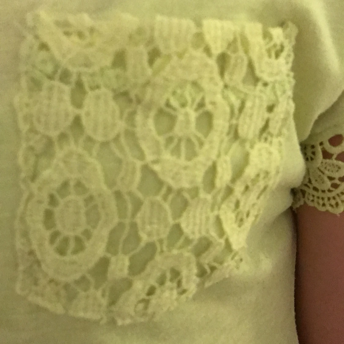 Gul T-shorts med spets i strl 146/152 - 91