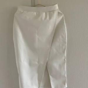 Kjol - En fin vit läder kjol köpt från Nelly, aldrig använd pga köpte fel storlek. Köparen står för frakten🌼