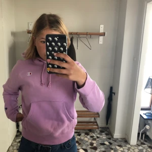 Champion hoodie  - Hoodie från Champion i en rosa lila färg, använd få gånger ser ut som ny, frakt ingår inte i priset, jag kan annars mötas upp i alvik i Stockholm