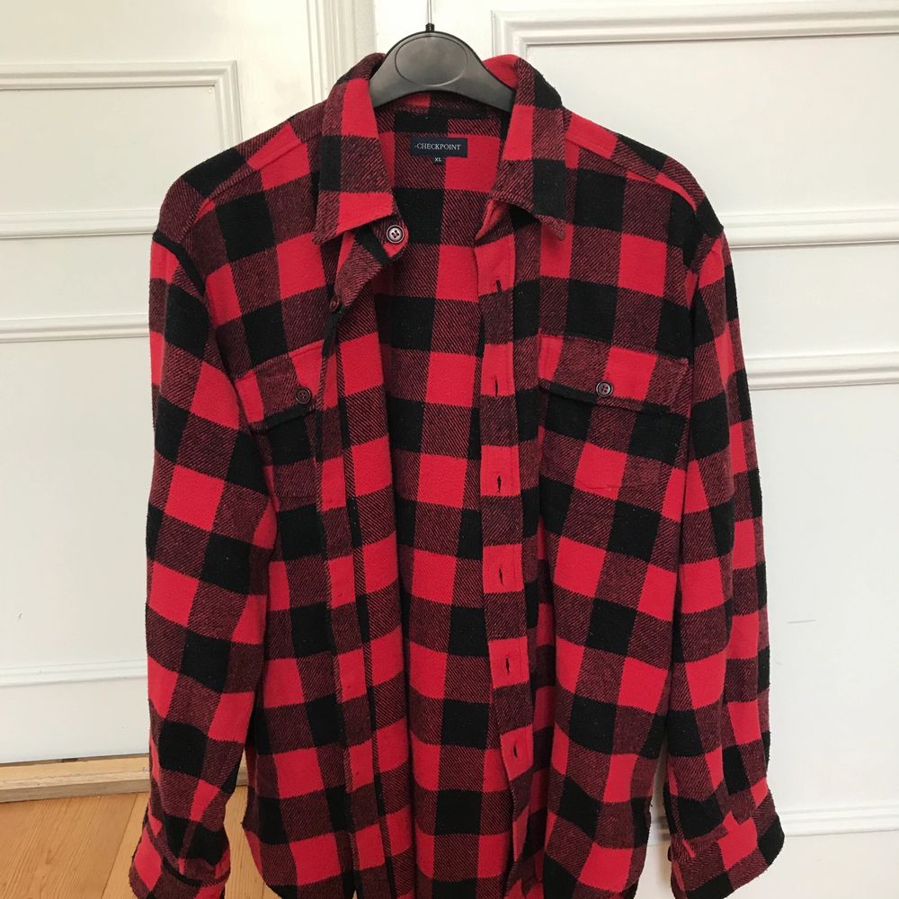 Härlig röd-rutig skjort-jacka köpt second hand på beyond retro förra året, använd ett flertal ggr. Bra skick.. Jackor.