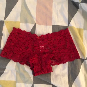 nya oanvända - helt nya och oanvända spetstrosor i stl xs, frakt på 11 kr tillkommer