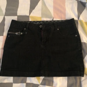 svart kjol  - svart kjol i stl 36 med lite detaljer vid fickor ibak och fram, frakt tillkommer!