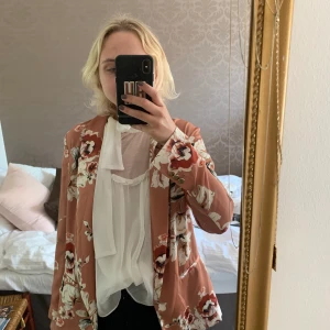 Kavaj från Zara - Kavaj från Zara i storlek S. Använd två gånger så i toppenskick! Superfin till sena sommarkvällar🌸 Frakt tillkommer