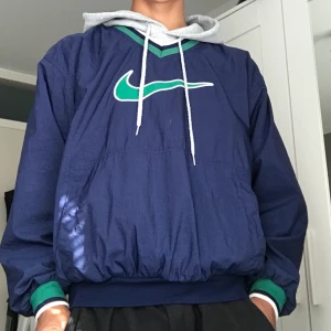 Vintage Nike jacka - Vintage Jacka från Nike, det är oklart vilken storlek det är. Det står xl men jag brukar ha small. 