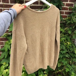 Stickad tröja från NAKD - Tröja från NAKD köpt förra sommaren. Storlek XS men passar mig som är S/M. 100kr men köparen står för frakten 🌴