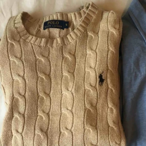  - En kabelstickad tröja från Polo, använd typ 3 gånger, tröjan är i nyskick.  Säljes pga att den är för stor för mig (170cm 64kg) Ordinarie pris 1299kr