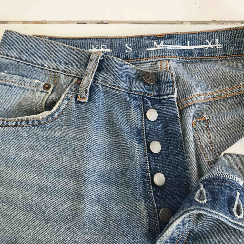 Boyfriend jeans, på mig sitter dom som låg midja men går att ha som hög eftersom grenen är låg, frakt tillkommer (63kr) . Jeans & Byxor.