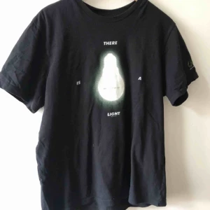  - U2 turnétröja. Medium. Kan hämtas o Uppsala eller skickas MIT fraktkostnad 