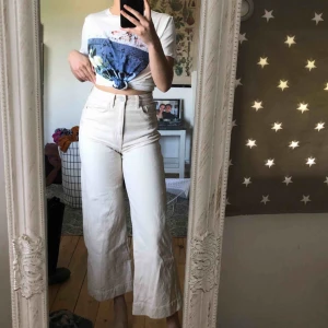  - Säljer dessa princip nya (använda fåtal gånger) jätte snygga och fina utsvängda Weekday byxor. De används tyvärr ej. De är i strl 24, men passar mig som är en 25 och passar även en 26. Nypris är 600kr. Frakten ligger på 63kr