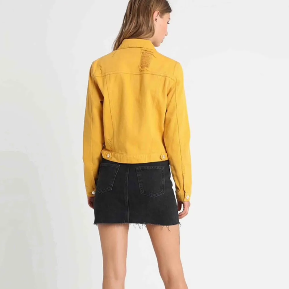 Säljer denna oanvända gula jeansjacka från Zalando, storlek 34! Säljes för 250kr inkl frakt! . Jackor.