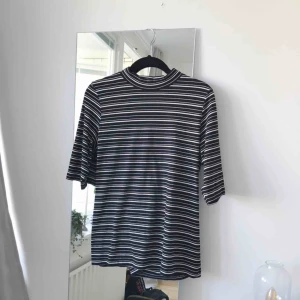  - Randig polo T-shirt från kappahl i storlek L. Passar snyggt på mig med S dock! Världens skönaste material. Frakt ingår!