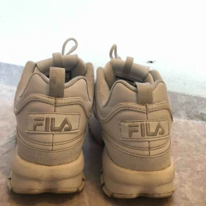  - Fila skor säljs för 400kr. Butikspris är 1200kr. Frakt ingår inte. 