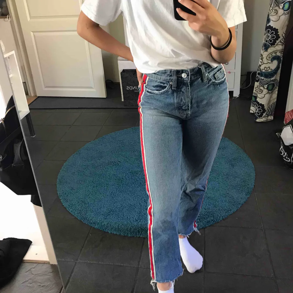 Snygga jeans från zara med röda streck på sidan av benet. Bra skick!. Jeans & Byxor.