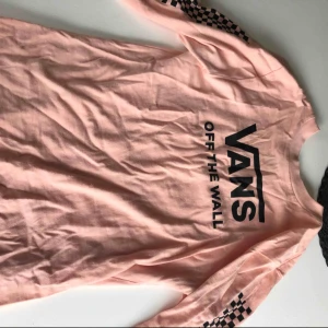  - Långärmad tröja från Vans köpt på Junkyard, sitter som S tajt eller M löst! Frakt tillkommer :)