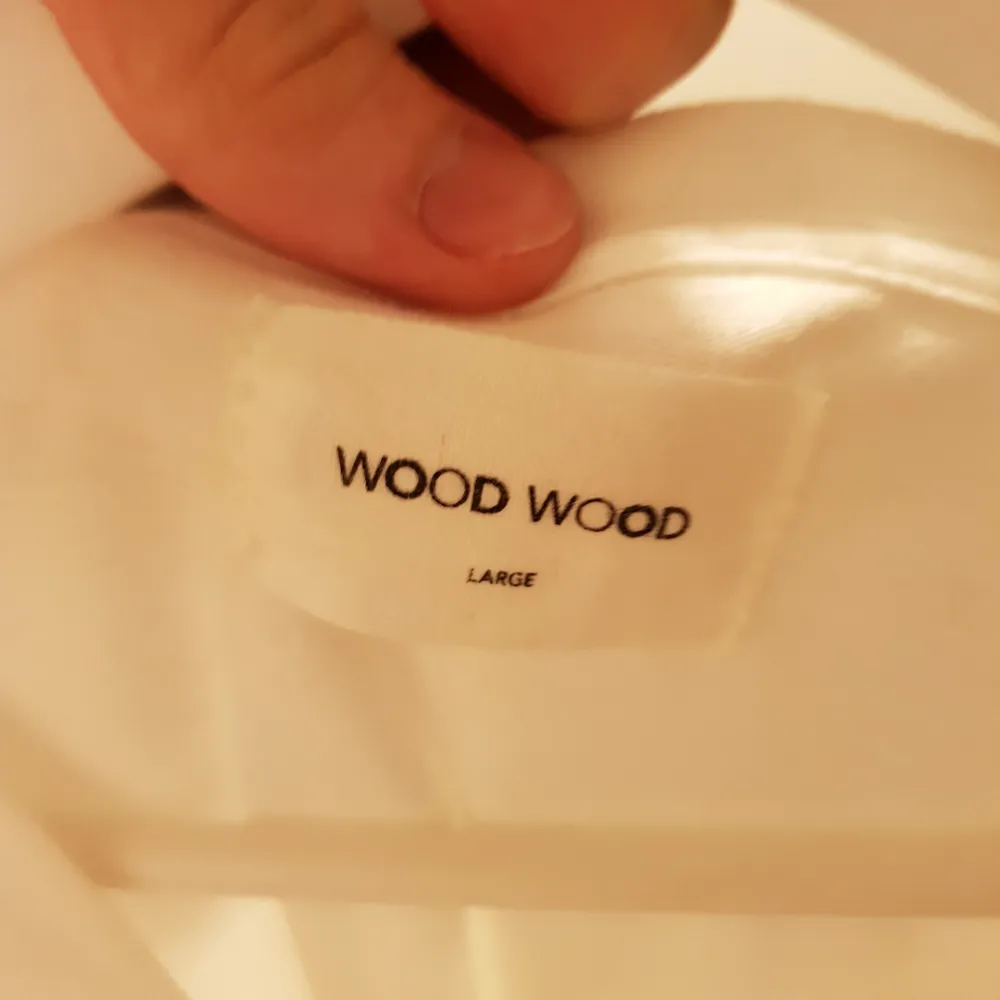 Väldigt snygg tröja från WOOD WOOD. Använd ca 4 gånger och är i nyskick. Nypriset var 500kr, köpt på volt. Fungerar till nästan allt, letar man efter nått intressant men samt något enkelt så är detta det rätta plagget.. Övrigt.