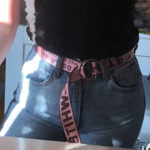  - Off White bälte ( fake ). Går att matcha till det mesta och en riktigt cool detalj!! Frakten står köparen för :)